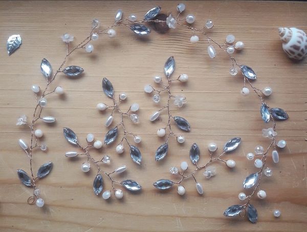 Coroncina navette e cristalli con piccoli rametti abbinati