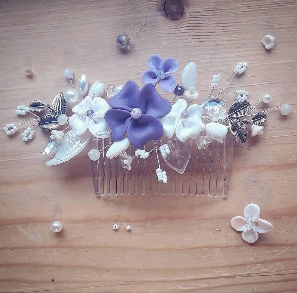 Pettinino con fiori lilla e bianchi