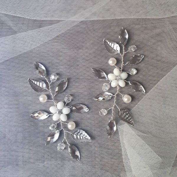 Piccoli fermagli a rametto con fiori di cristalli