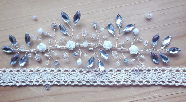 Rametto acconciatura sposa con roselline