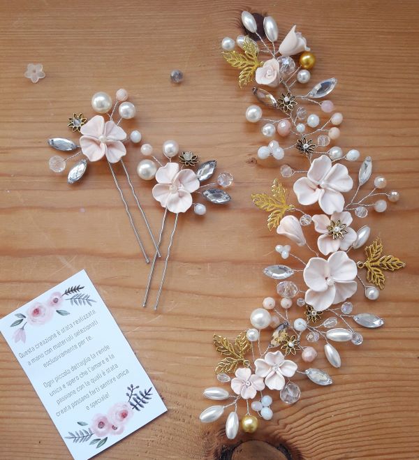 Rametto e forcine con fiori rosa modellati a mano
