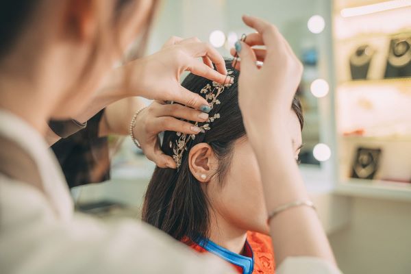 Applicazione accessori capelli sposa