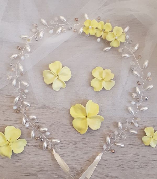 Coroncina con fiori gialli e fiori abbinati da cucire sull'abito