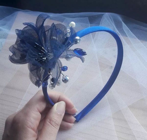 Cerchietto con fiori in tessuto blu