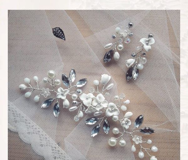 Orecchini con fiori da realizzare abbinati all'accessorio per capelli
