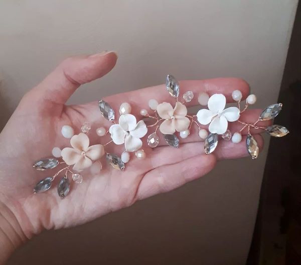 Rametto in rame con fiori bianchi e rosa